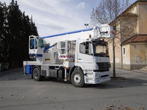 Camion-con-cestello-j-335-sesto-san-giovanni